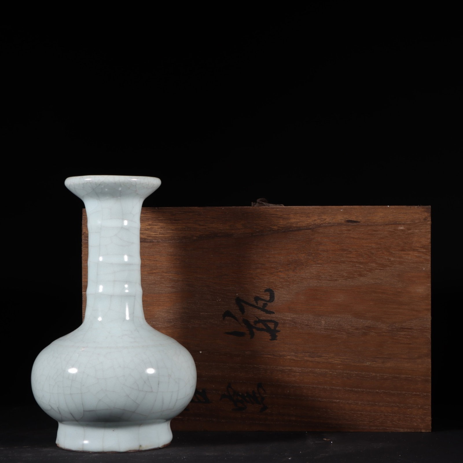 An Exquisite Guan yao Vase: An Exquisite Guan yao Vase,Song Dynasty,China,Size:7.9inx4.8in 官窑弦纹瓶,中国宋代