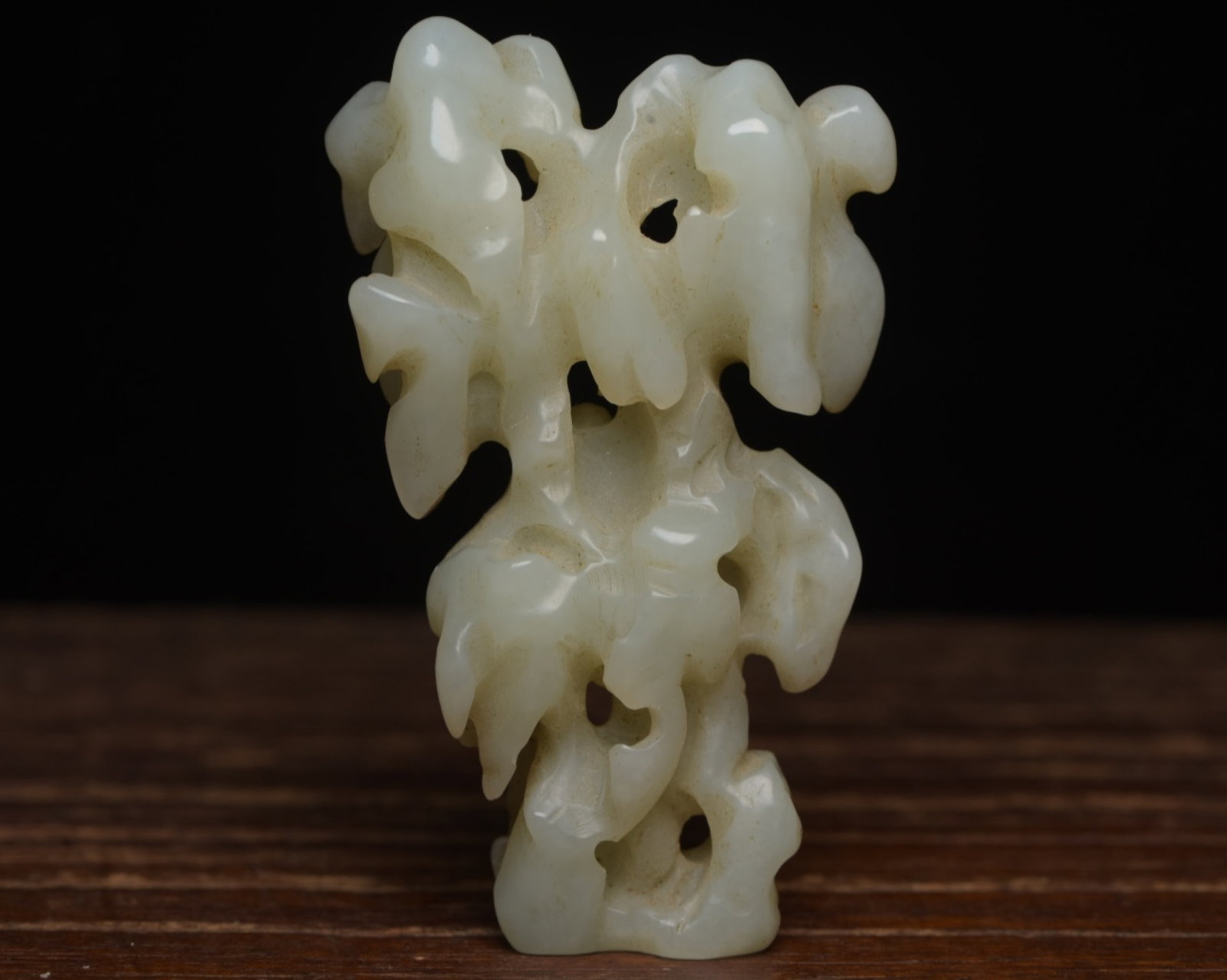 An Exquisite White Jade Ornament: An Exquisite White Jade Ornament,Qing Dynasty,China,Size:3.1inx1.9inx0.8in,Weight:80g 白玉摆件,中国清代