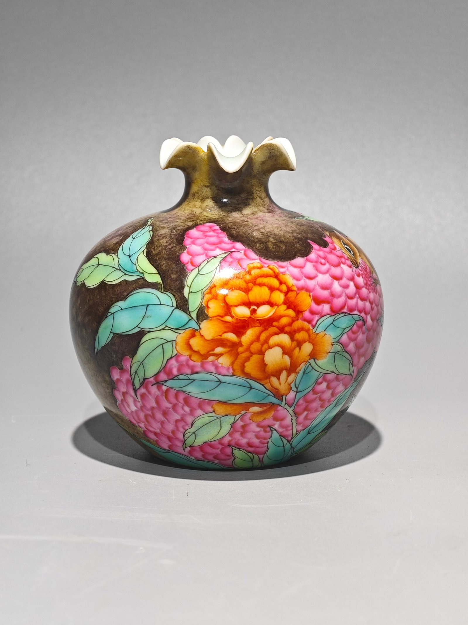 An Exquisite Enamel Squirrel Pattern Vase - 4