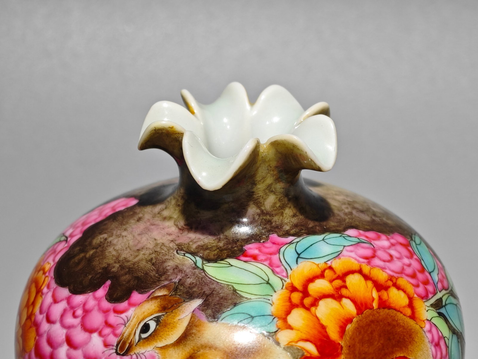 An Exquisite Enamel Squirrel Pattern Vase - 6