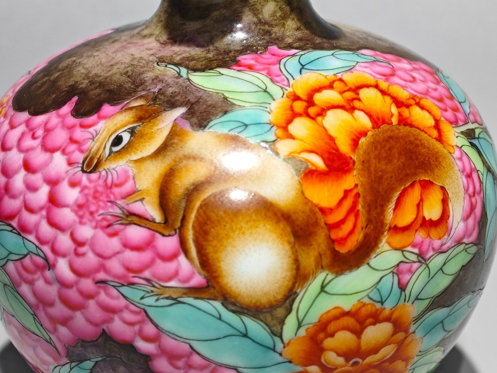 An Exquisite Enamel Squirrel Pattern Vase - 7