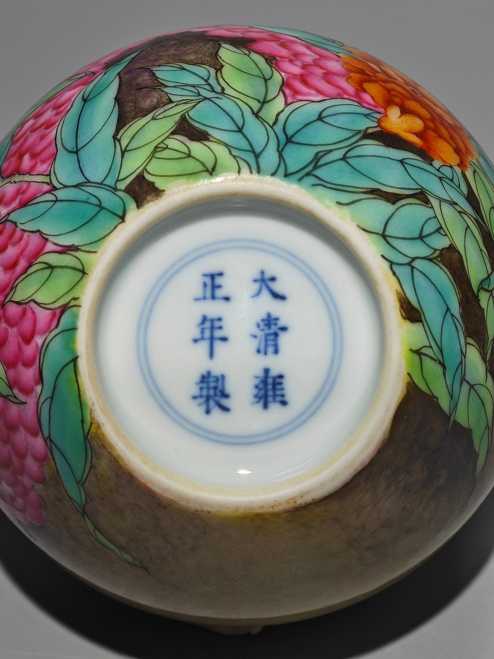 An Exquisite Enamel Squirrel Pattern Vase - 9