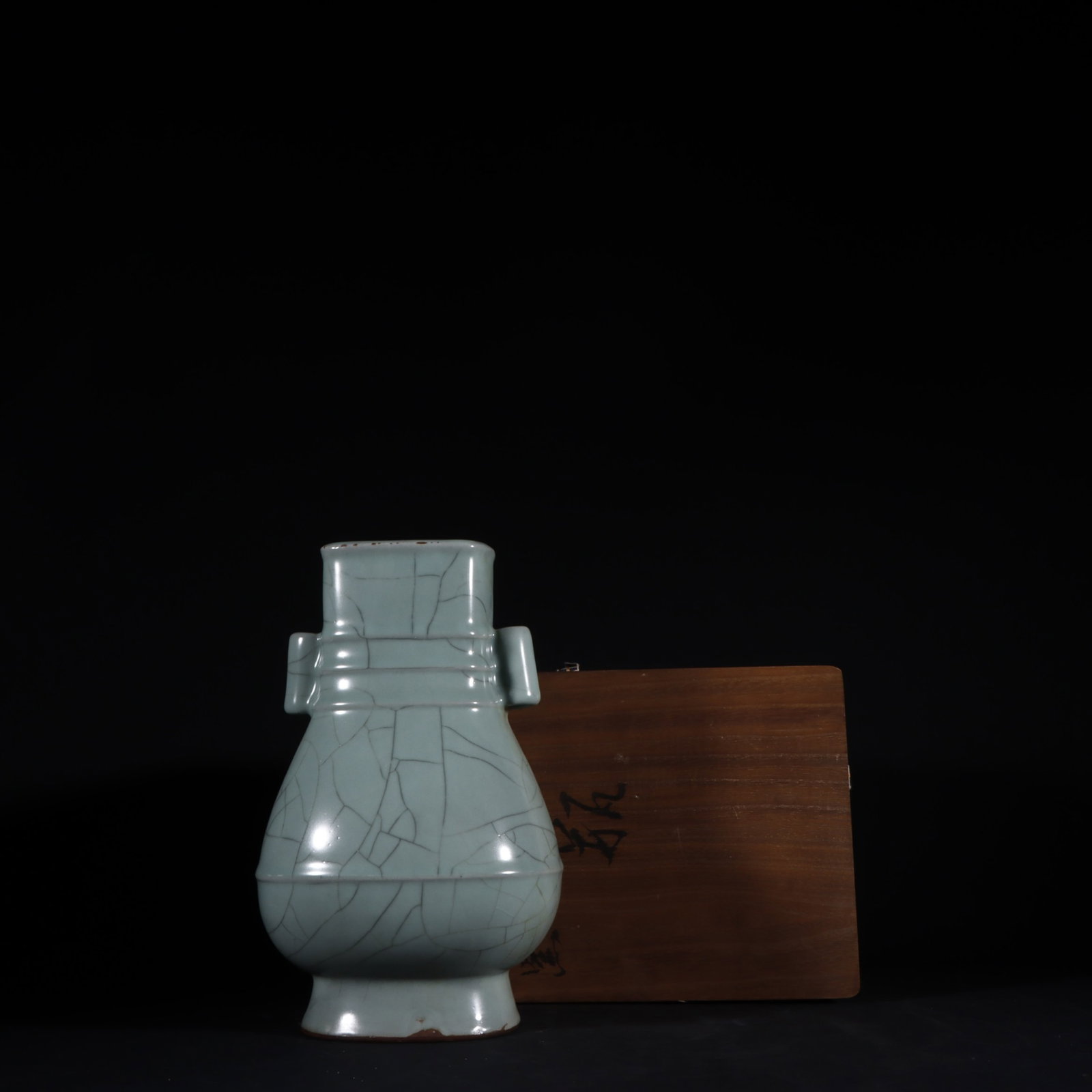 An Exquisite Guan yao Celadon Glazed Double-Ears Vase: An Exquisite Guan yao Celadon Glazed Double-Ears Vase,Song Dynasty,China,Size:9.4inx5.9in 官窑粉青釉双耳瓶,中国宋代