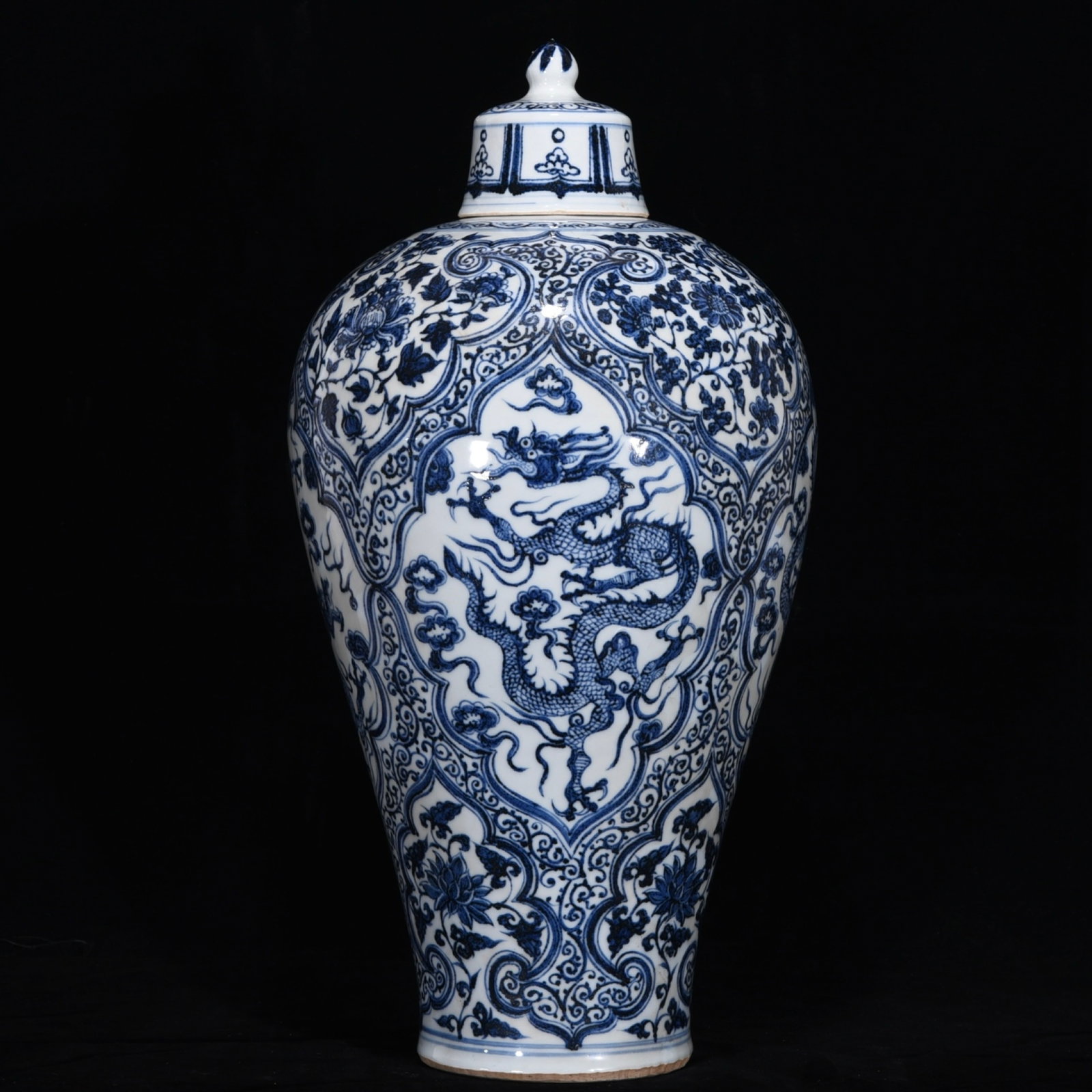 A Huge Blue and White Dragon Pattern Vase: A Huge Blue and White Dragon Pattern Vase,Yuan Dynasty,China,Size:18.9inx9.4in 青花龙纹瓶,中国元代