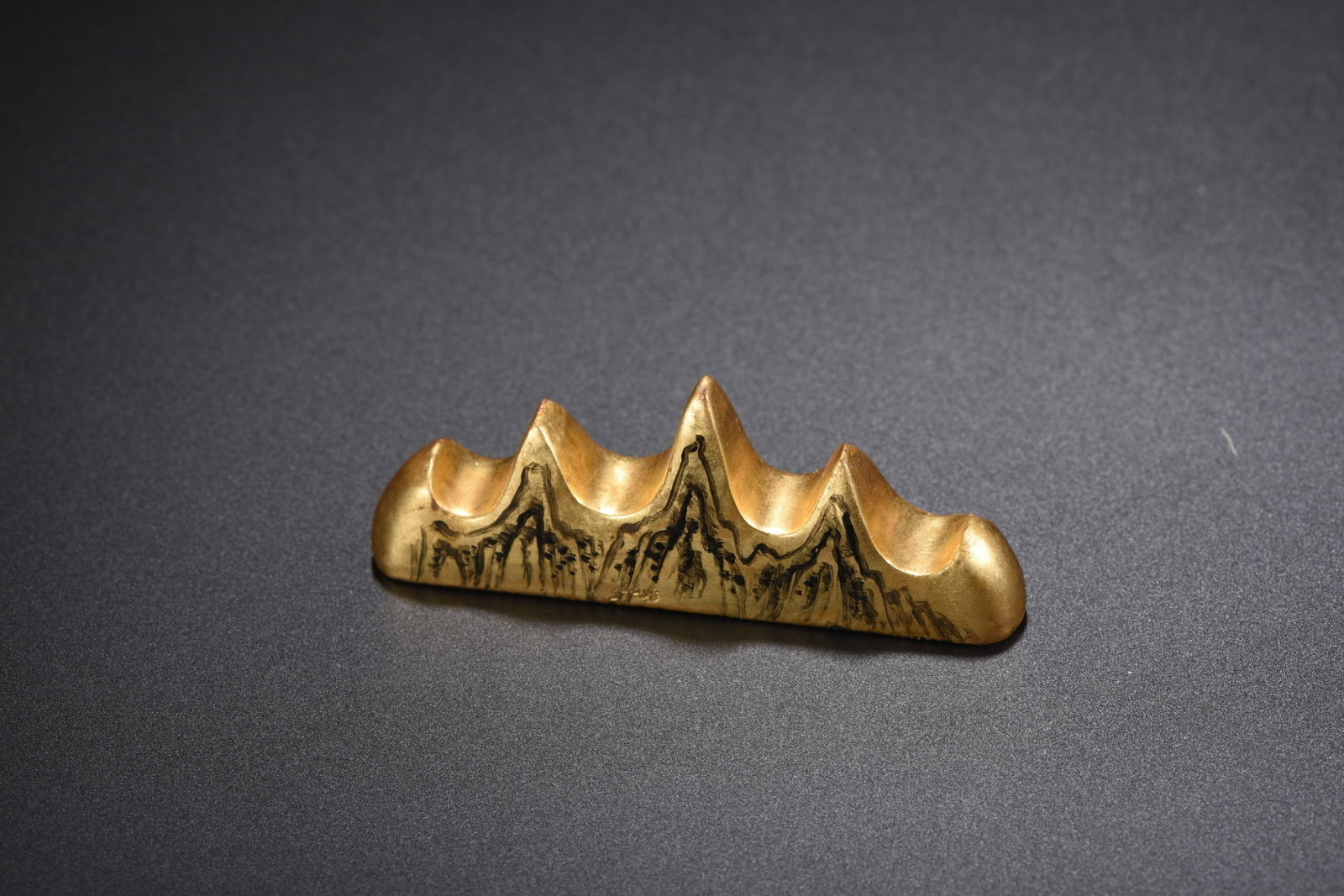 An Exquisite Carved Lacquer Painted Gold Brush Holder: An Exquisite Carved Lacquer Painted Gold Brush Holder,Qing Dynasty,China,Size:1.6inx3.9inx0.6in,Weight:37g 漆器描金笔架,中国清代