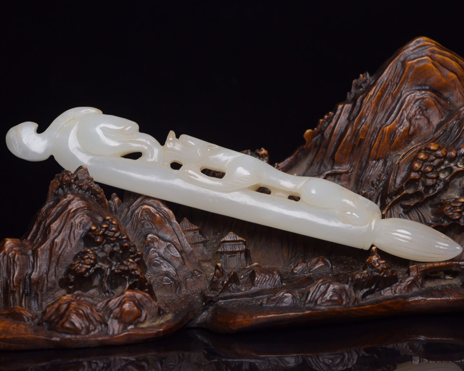 An Exquisite White Jade Dragon and Phoenix Pattern Ornament: An Exquisite White Jade Dragon and Phoenix Pattern Ornament,Qing Dynasty,China,Size:5.5inx0.8inx0.5in,Weight:47g 白玉龙凤纹摆件,中国清ߣ