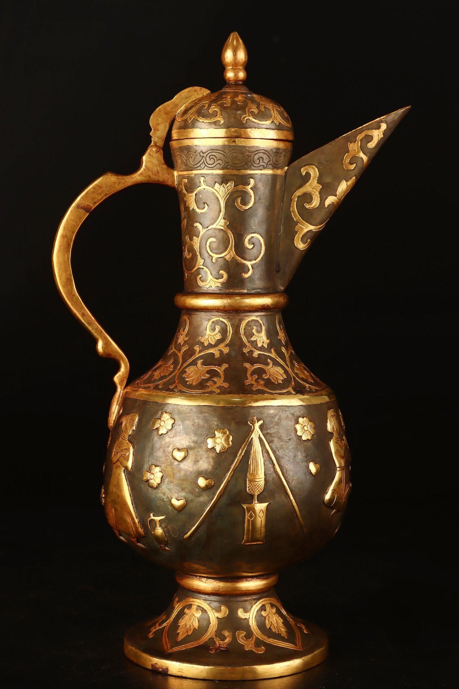 An Exquisite Gilt Bronze Character and Story Pattern Ewer: An Exquisite Gilt Bronze Character and Story Pattern Ewer,Qing Dynasty, China,Size:13inx7.9inx5.5in Weight:1249g 铜鎏金人物故事纹执壶,ߑ