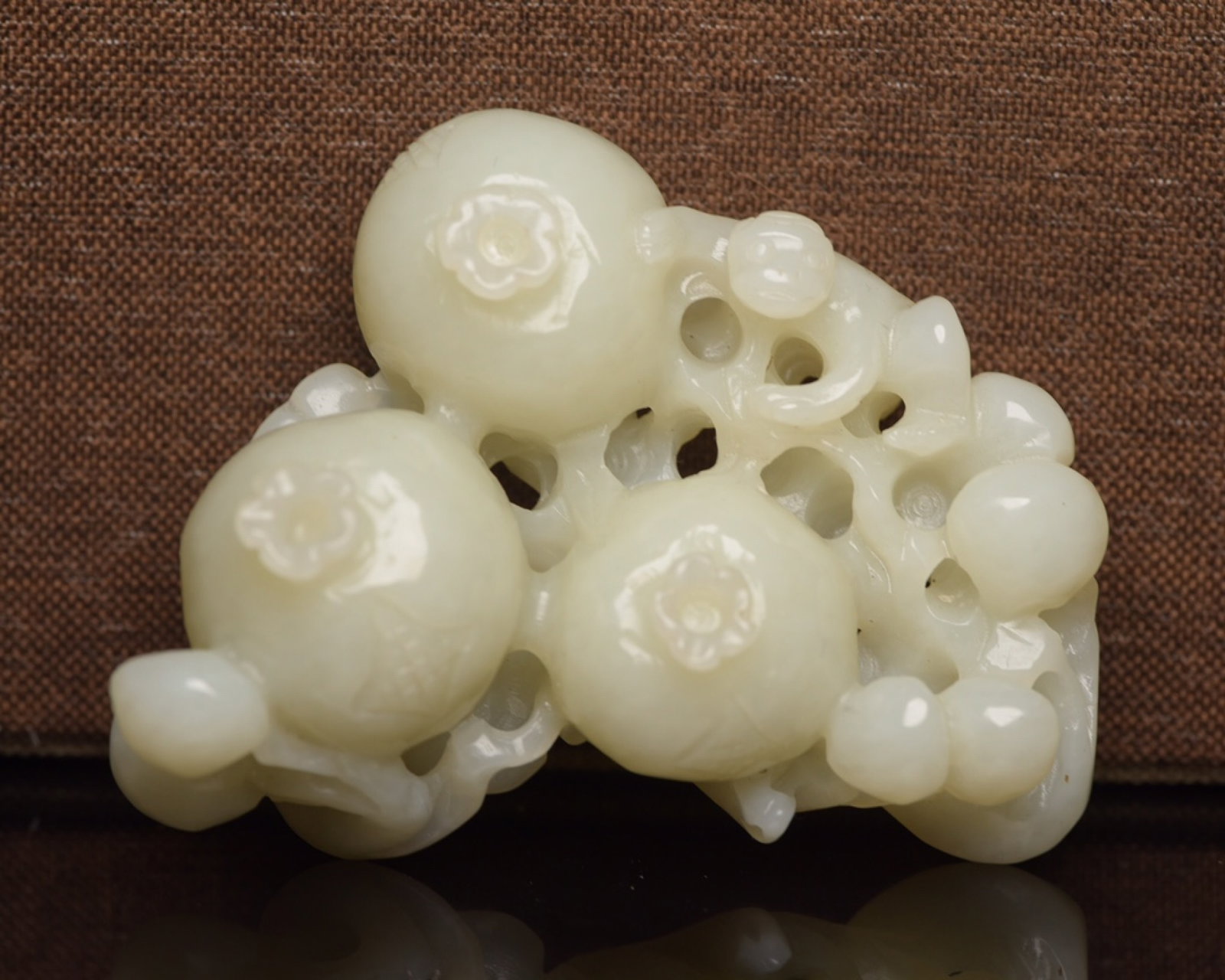 An Exquisite White Jade Pomegranate Pattern Ornament: An Exquisite White Jade Pomegranate Pattern Ornament,Qing Dynasty,China,Size:2.8inx2.1inx1.2in,Weight:91g 白玉石榴纹摆件,中国清代