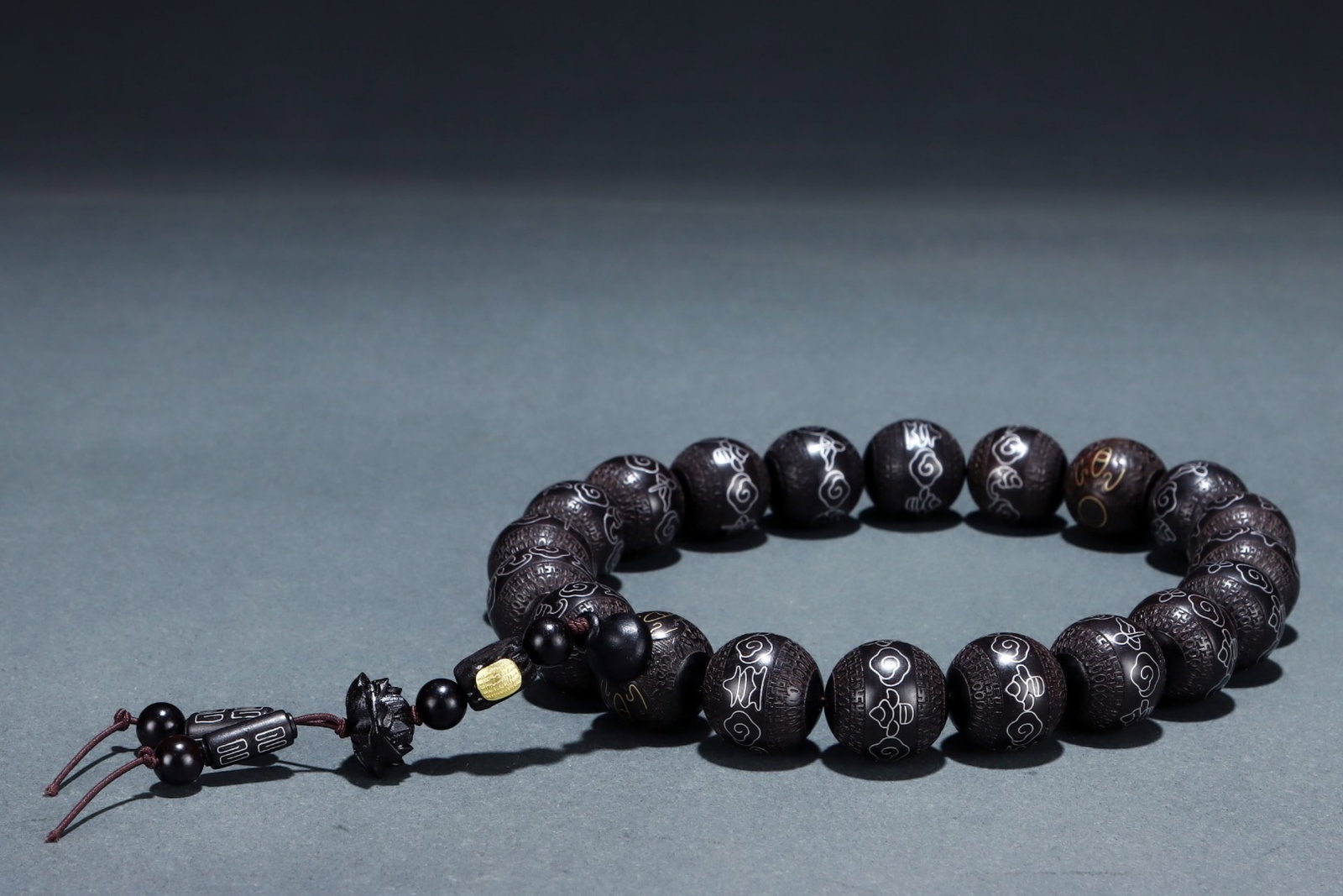 A Rare Eaglewood Auspicious Cloud Pattern Bracelets - 2