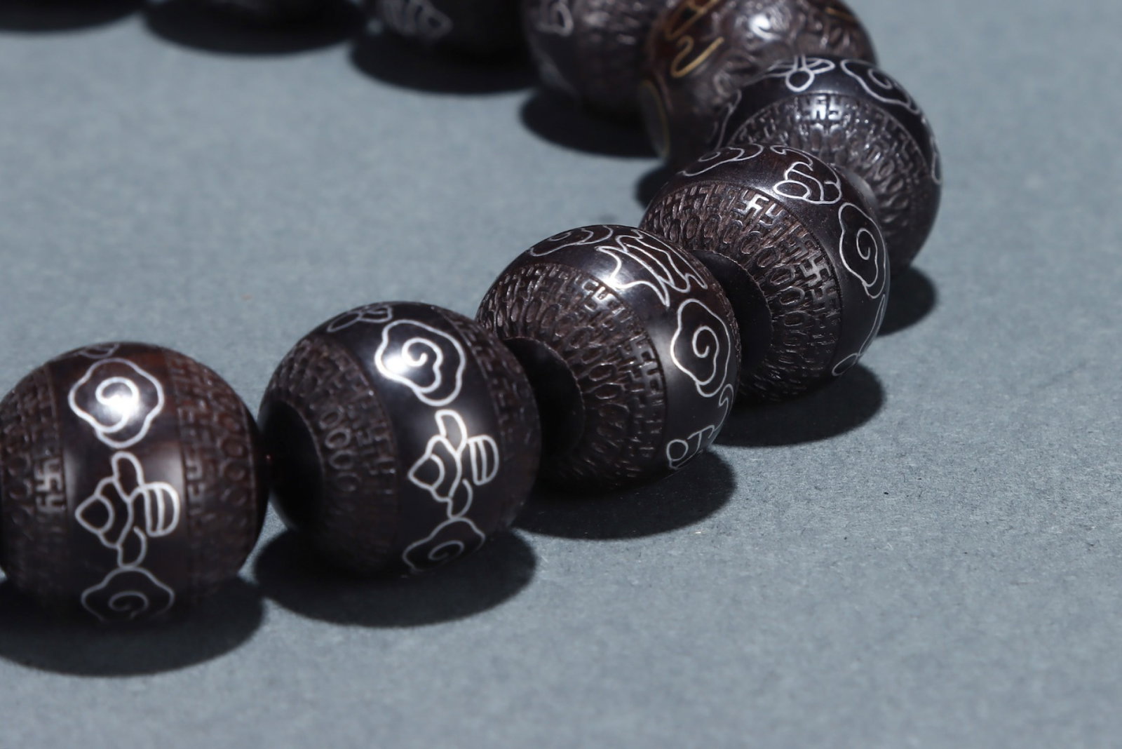A Rare Eaglewood Auspicious Cloud Pattern Bracelets - 5