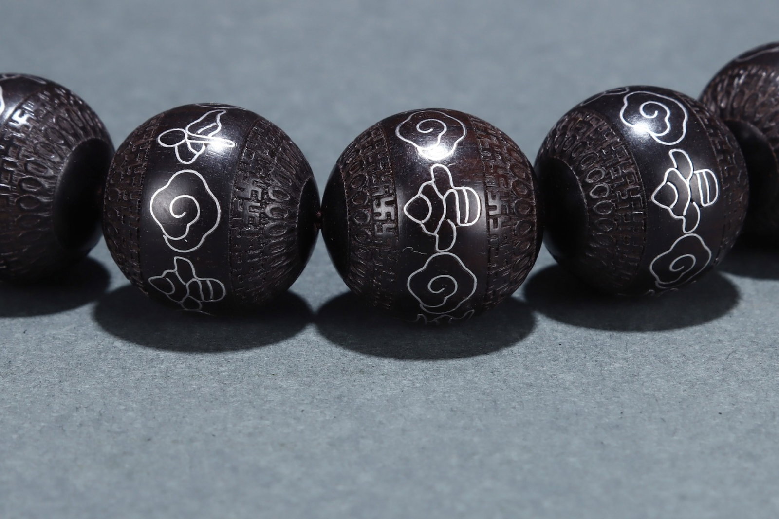 A Rare Eaglewood Auspicious Cloud Pattern Bracelets - 6