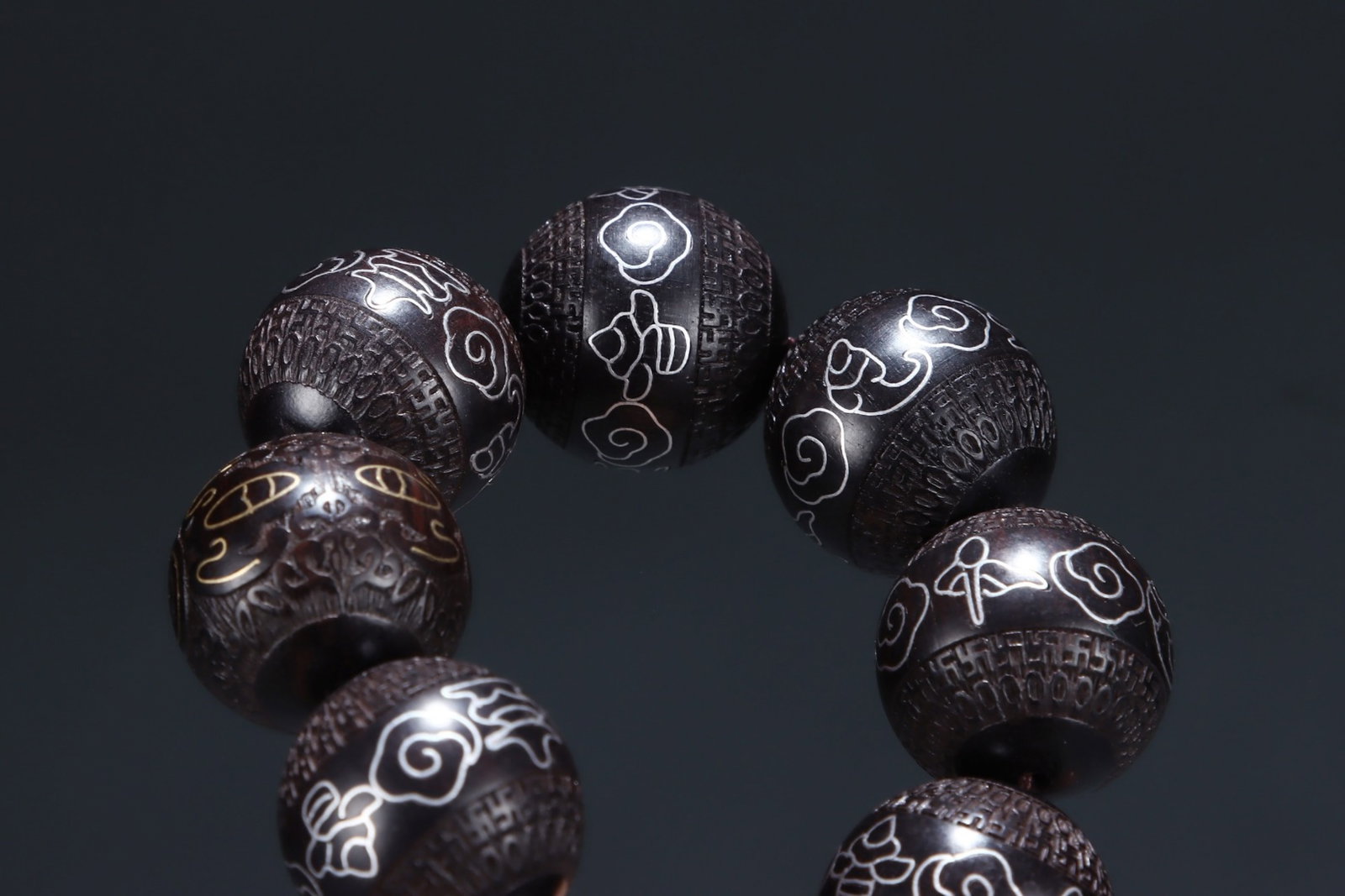 A Rare Eaglewood Auspicious Cloud Pattern Bracelets - 7