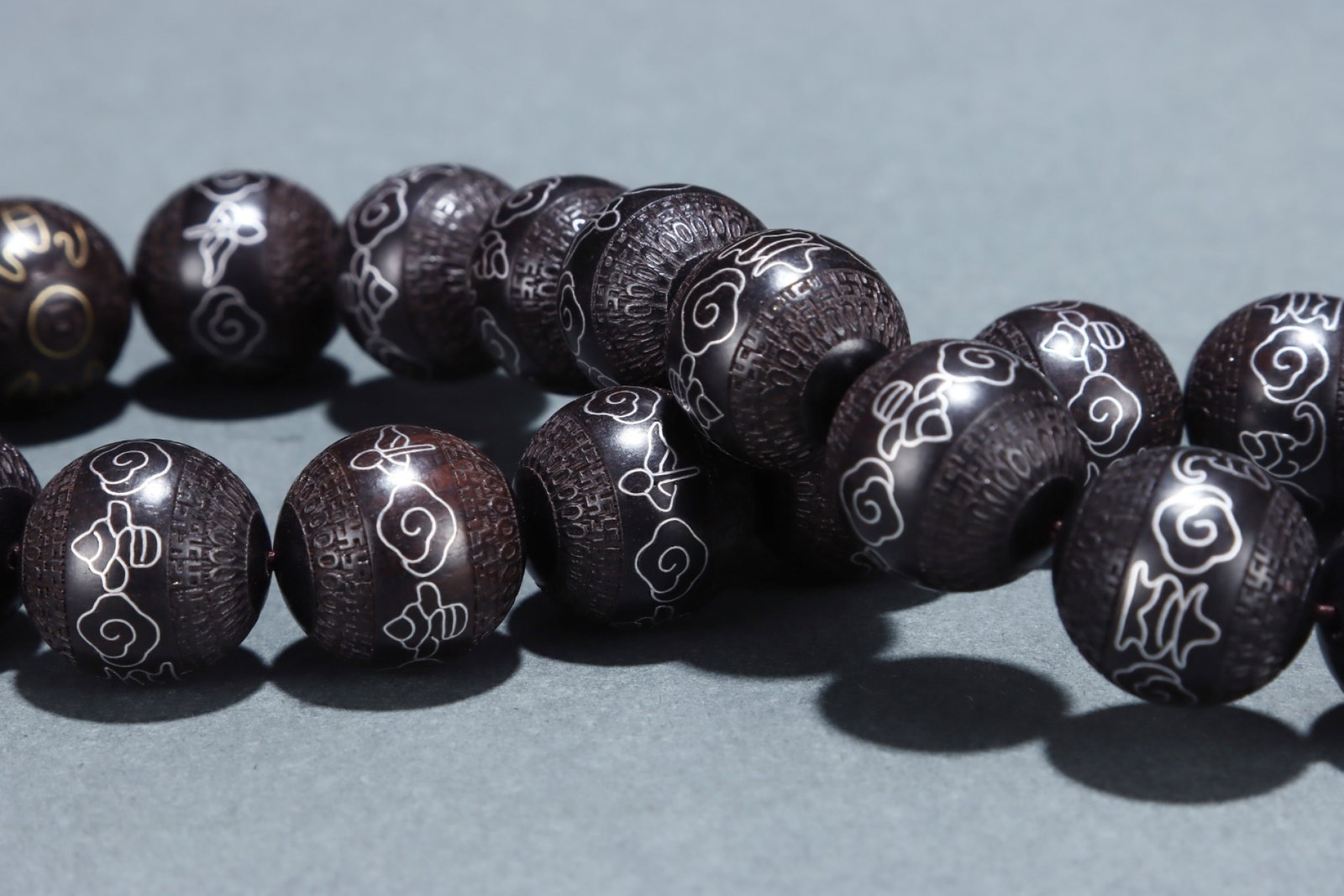 A Rare Eaglewood Auspicious Cloud Pattern Bracelets - 8