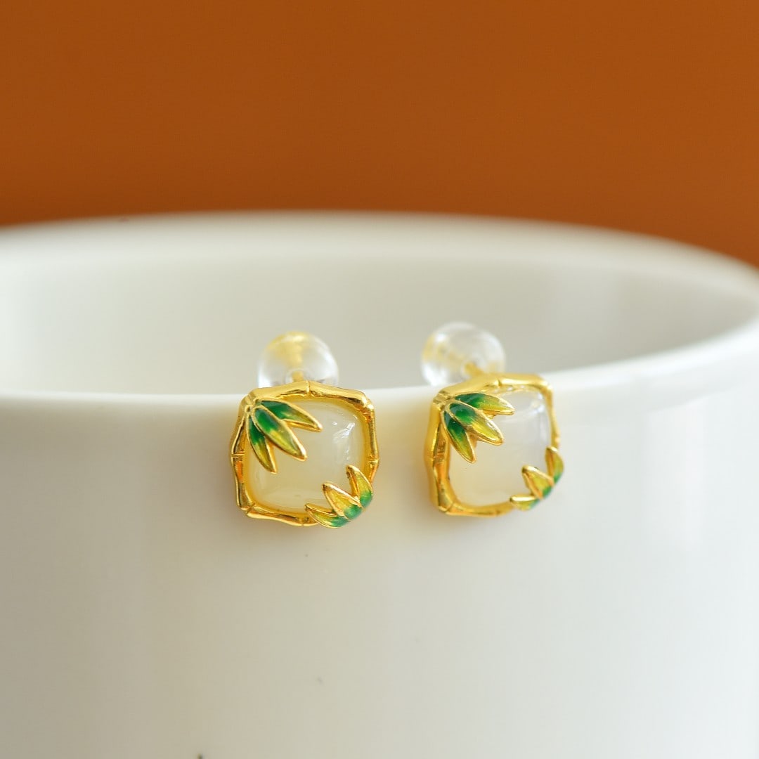 A Pair of Exquisite Sterling Silver-Gold Plated Inlaid White Jade Enamel Earrings: A Pair of Exquisite Sterling Silver-Gold Plated Inlaid White Jade Enamel Earrings,Size:8mmx8mm 一对纯银镀金镶白玉珐琅耳环