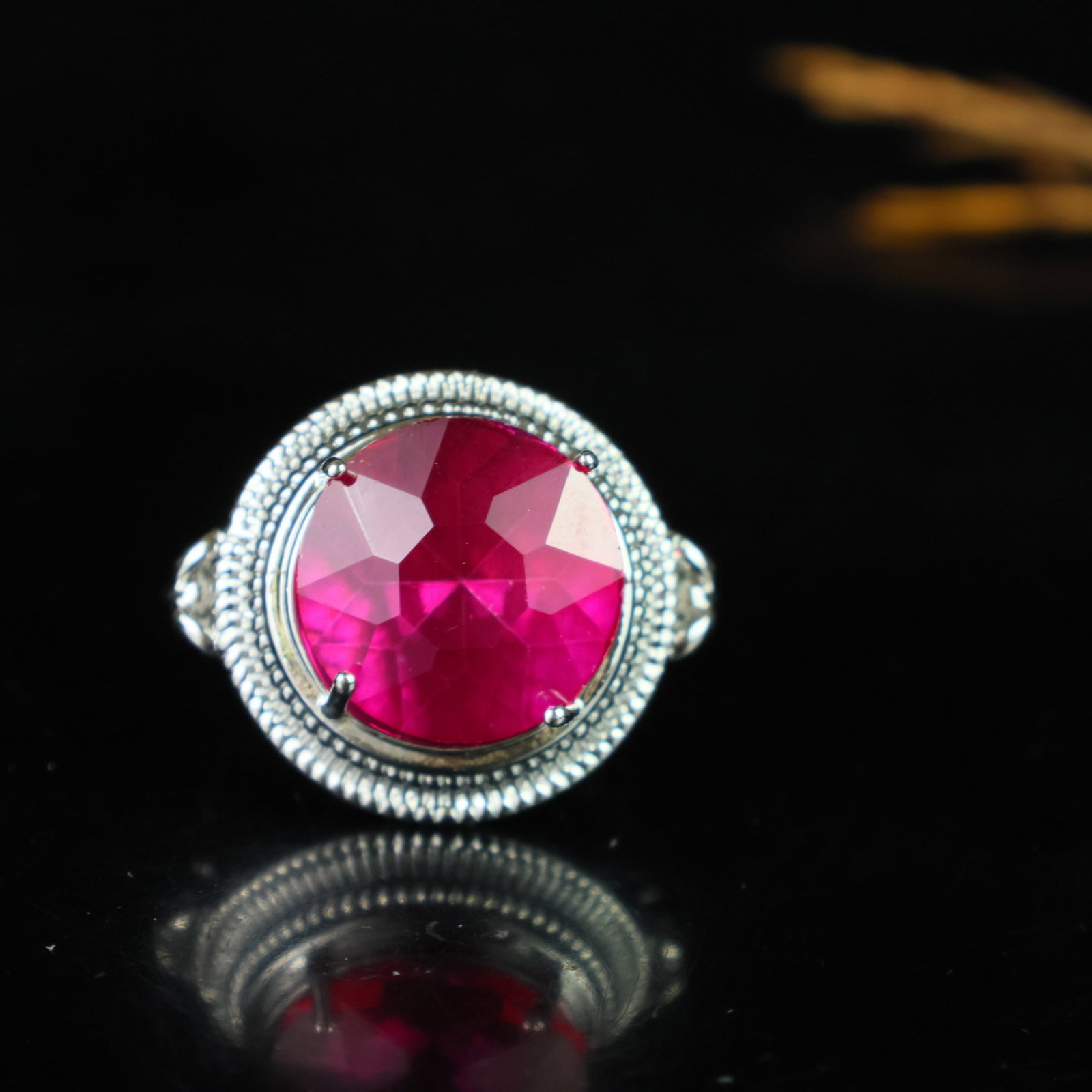 An Exquisite Ring: An Exquisite Ring,Size:20mmx15mm 一个精美的戒指