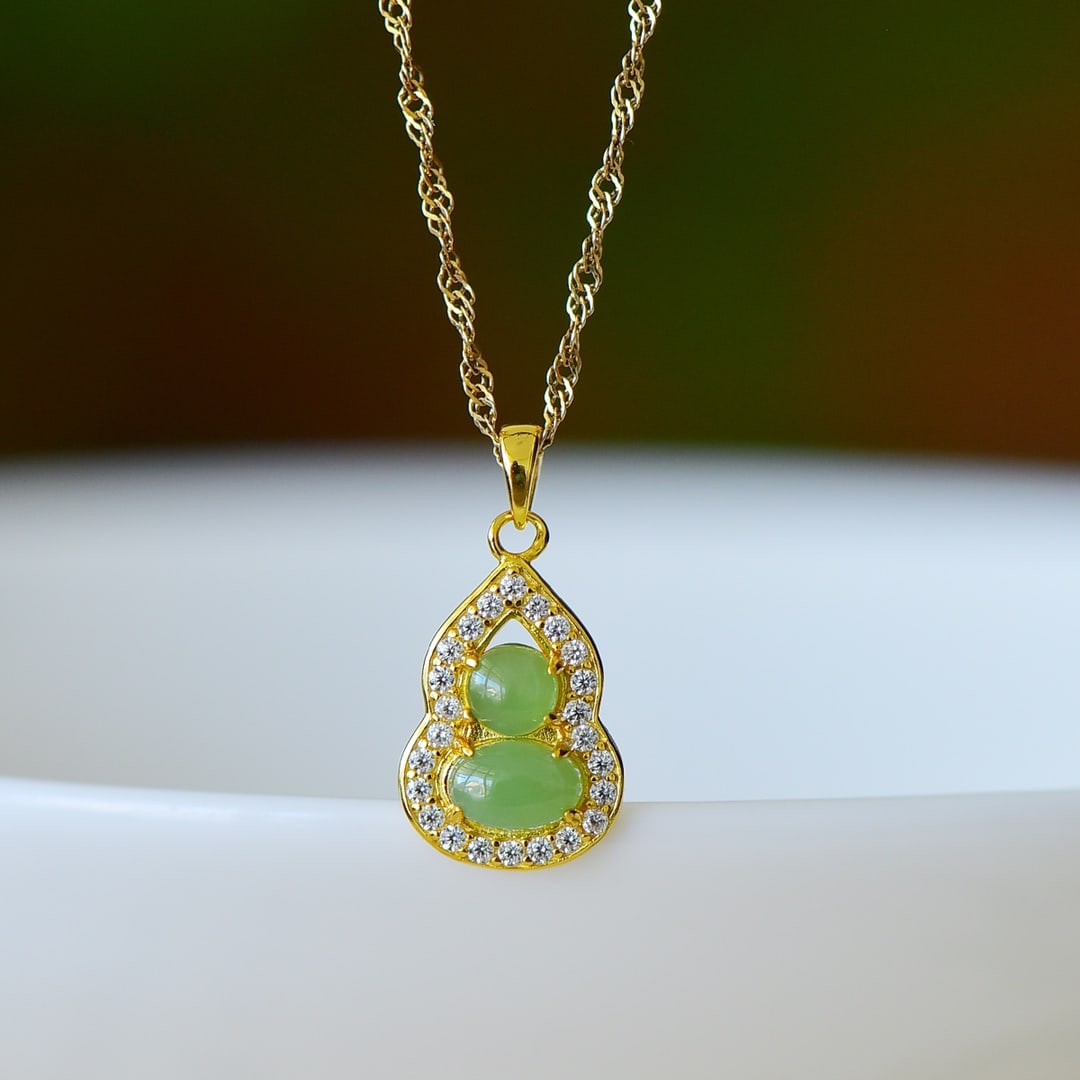 An Exquisite Sterling Silver-Gold Plated Inlaid Jasper Pendant,Inlaid Diamond: An Exquisite Sterling Silver-Gold Plated Inlaid Jasper Pendant,Inlaid Diamond,Size:4mmx6mm 纯银镀金镶碧玉项链,嵌钻石