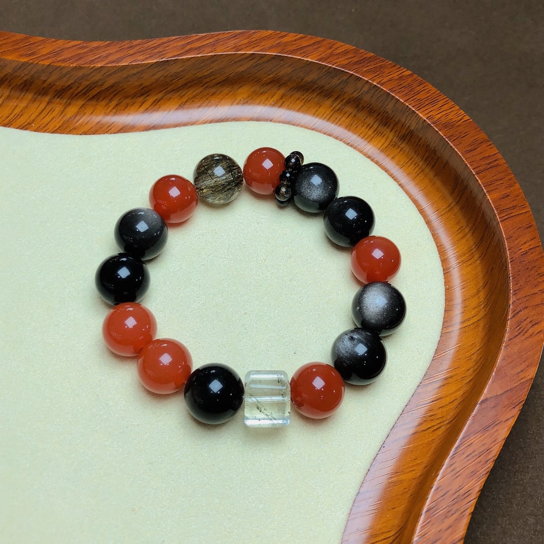 An Exquisite Crystal Bracelet: An Exquisite Crystal Bracelet,Size:12.5mm,Weight:37.6g 水晶手串