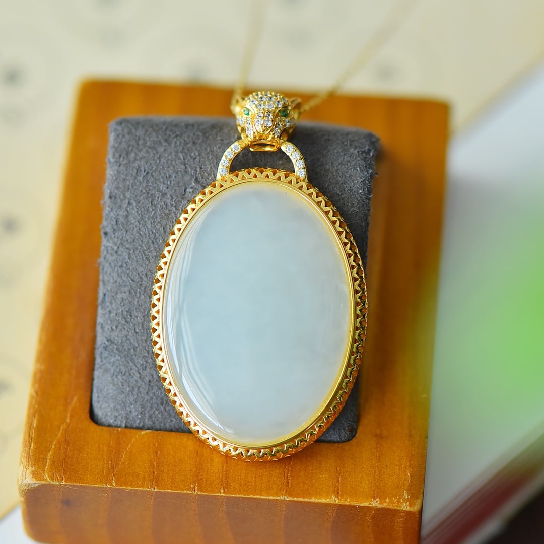 An Exquisite Sterling Silver-Gold Plated Inlaid White Jade Necklace,Inlaid Diamond: An Exquisite Sterling Silver-Gold Plated Inlaid White Jade Necklace,Inlaid Diamond,Size:29mmx51mm 纯银镀金镶白玉项链,嵌钻石