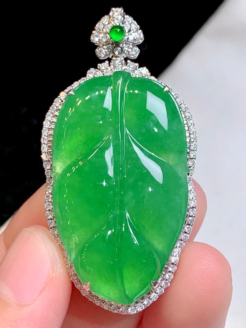 An Exquisite 18k Gold Diamond Inlaid Jadeite Pendant: An Exquisite 18k Gold Diamond Inlaid Jadeite Pendant,Size(Loose Stone):35mmx21mmx4.5mm 18k金钻镶嵌翡翠吊坠
