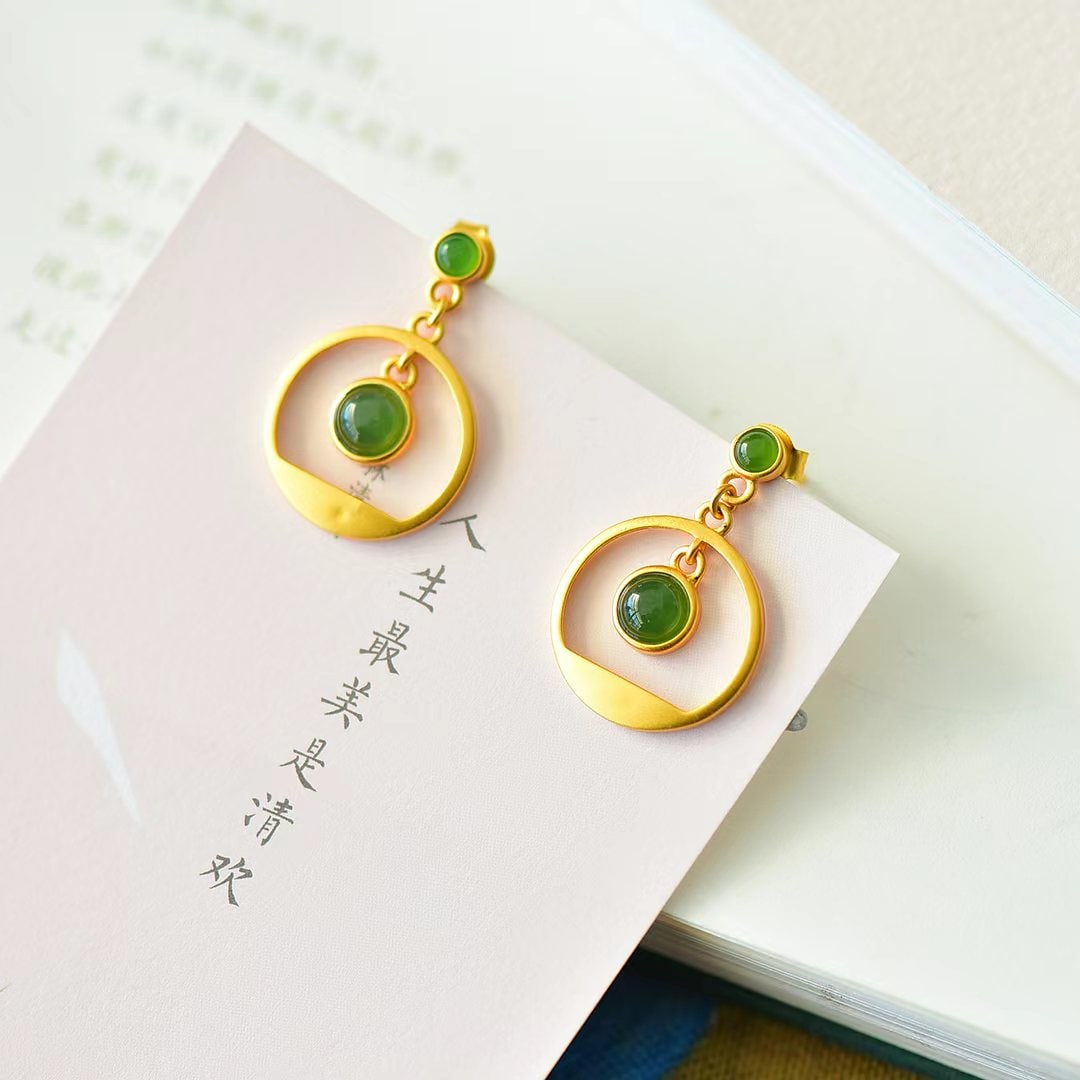 A Pair of Exquisite Sterling Silver-Gold Plated Inlaid Jasper Earrings: A Pair of Exquisite Sterling Silver-Gold Plated Inlaid Jasper Earrings 一对纯银镀金镶碧玉耳环