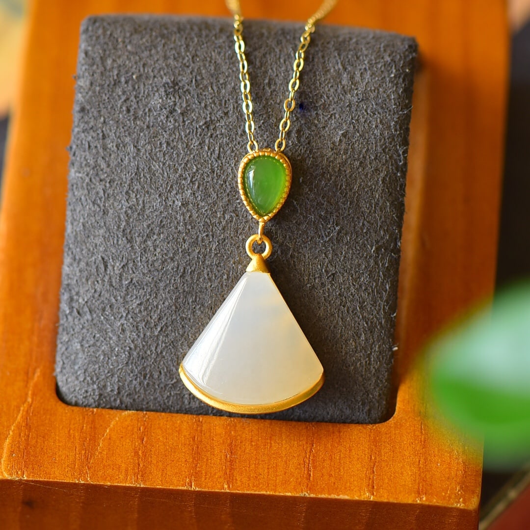 An Exquisite Sterling Silver-Gold Plated Inlaid White Jade Necklace,Inlaid Jasper: An Exquisite Sterling Silver-Gold Plated Inlaid White Jade Necklace,Inlaid Jasper,Size:16mmx28mm 纯银镀金镶白玉项链,嵌碧玉