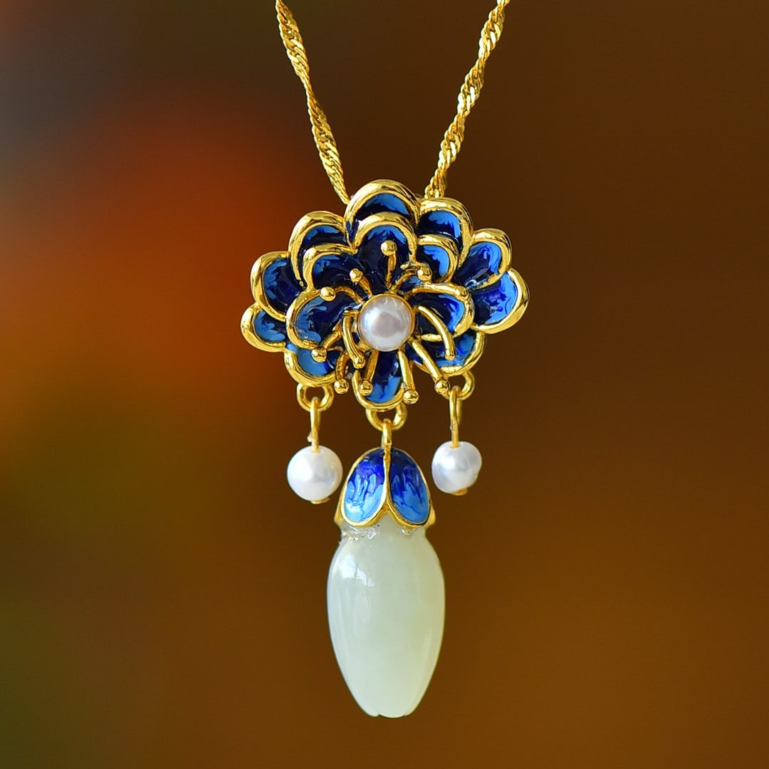 An Exquisite Sterling Silver-Gold Plated Inlaid White Jade Pendant,Inlaid Pearl: An Exquisite Sterling Silver-Gold Plated Inlaid White Jade Pendant,Inlaid Pearl,Size:9mmx15mm 纯银镀金镶白玉吊坠,嵌珍珠