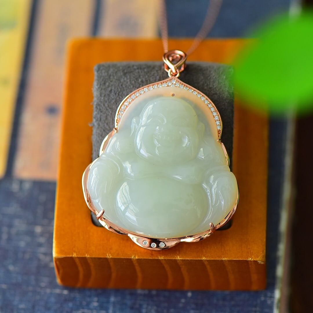 An Exquisite Sterling Silver-Gold Plated Inlaid White Jade Necklace,Inlaid Diamond: An Exquisite Sterling Silver-Gold Plated Inlaid White Jade Necklace,Inlaid Diamond,Size:40mmx54mm 纯银镀金镶白玉项链,嵌钻石