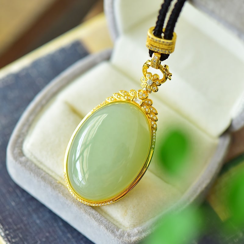 An Exquisite Sterling Silver-Gold Plated Inlaid Greenish Jade Necklace,Inlaid Diamond: An Exquisite Sterling Silver-Gold Plated Inlaid Greenish Jade Necklace,Inlaid Diamond,Size:28mmx49mm 纯银镀金镶青玉项链,嵌钻石