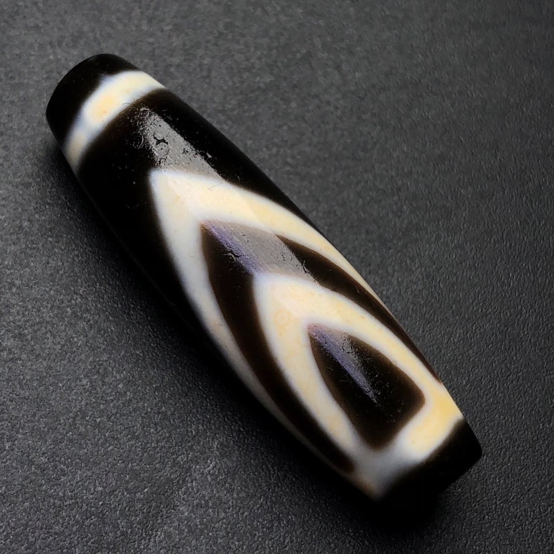 An Exquisite Dzi Bead Pendant: An Exquisite Dzi Bead Pendant,Size:40mmx11mm,Weight:8.5g 天珠挂件