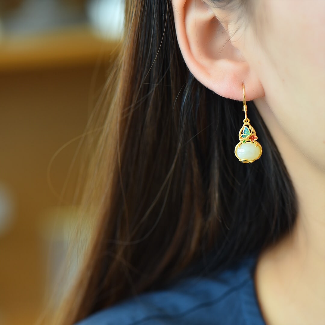 A Pair of Exquisite Sterling Silver-Gold Plated Inlaid White Jade Enamel Earrings: A Pair of Exquisite Sterling Silver-Gold Plated Inlaid White Jade Enamel Earrings,Size:7mmx9mm 一对纯银镀金镶白玉珐琅耳环