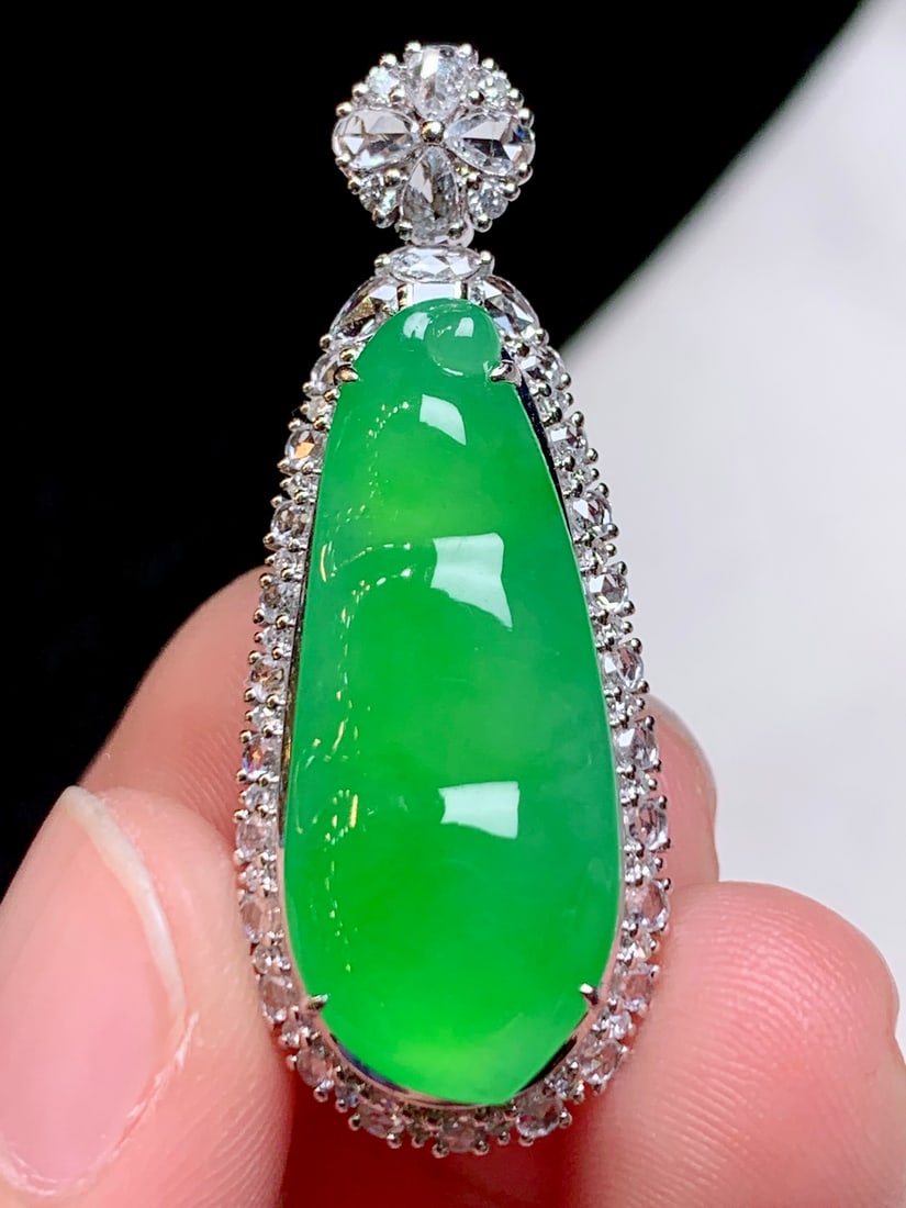 An Exquisite 18k Gold Diamond Inlaid Jadeite Pendant: An Exquisite 18k Gold Diamond Inlaid Jadeite Pendant,Size(Loose Stone):25mmx10.2mmx3.5mm 18k金钻镶嵌翡翠吊坠
