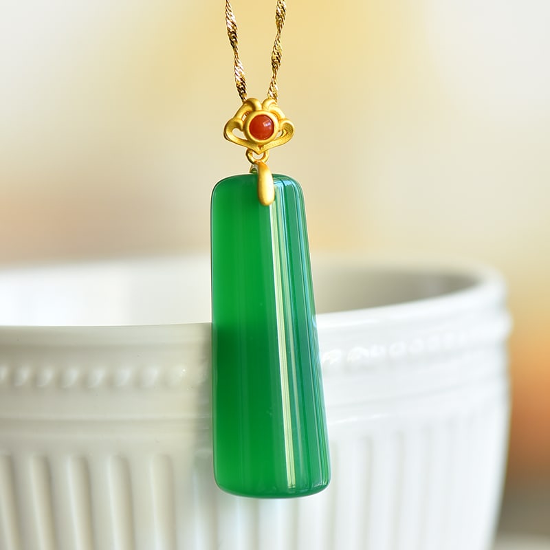 An Exquisite Sterling Silver-Gold Plated Inlaid Agate Pendant: An Exquisite Sterling Silver-Gold Plated Inlaid Agate Pendant,Size:16mmx41mm 寓意:平平安安,健健康康 纯银镀金镶