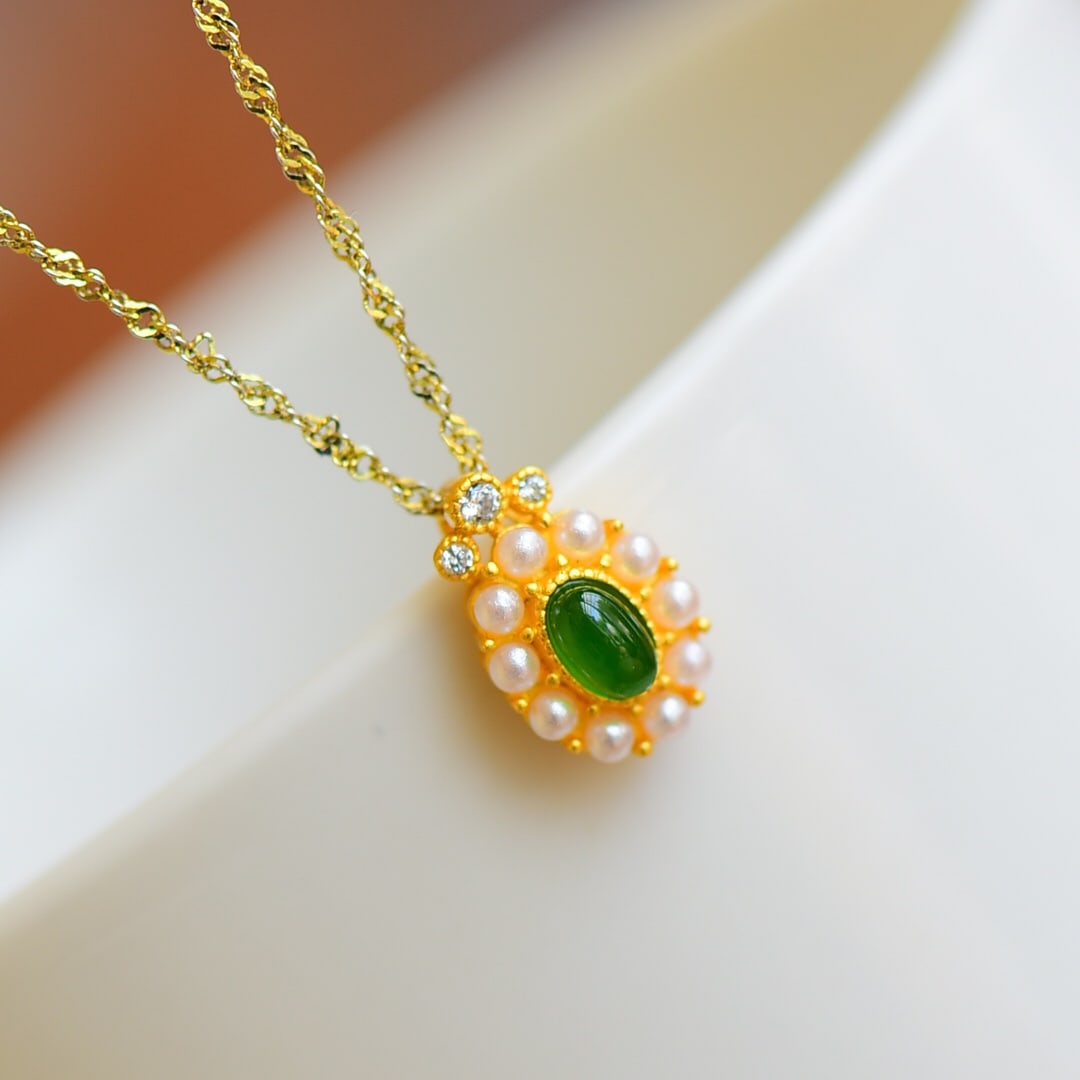 An Exquisite Sterling Silver-Gold Plated Inlaid Jasper Necklace,Inlaid Pearl: An Exquisite Sterling Silver-Gold Plated Inlaid Jasper Necklace,Inlaid Pearl,Size:3mmx5mm 纯银镀金镶碧玉项链,嵌珍珠