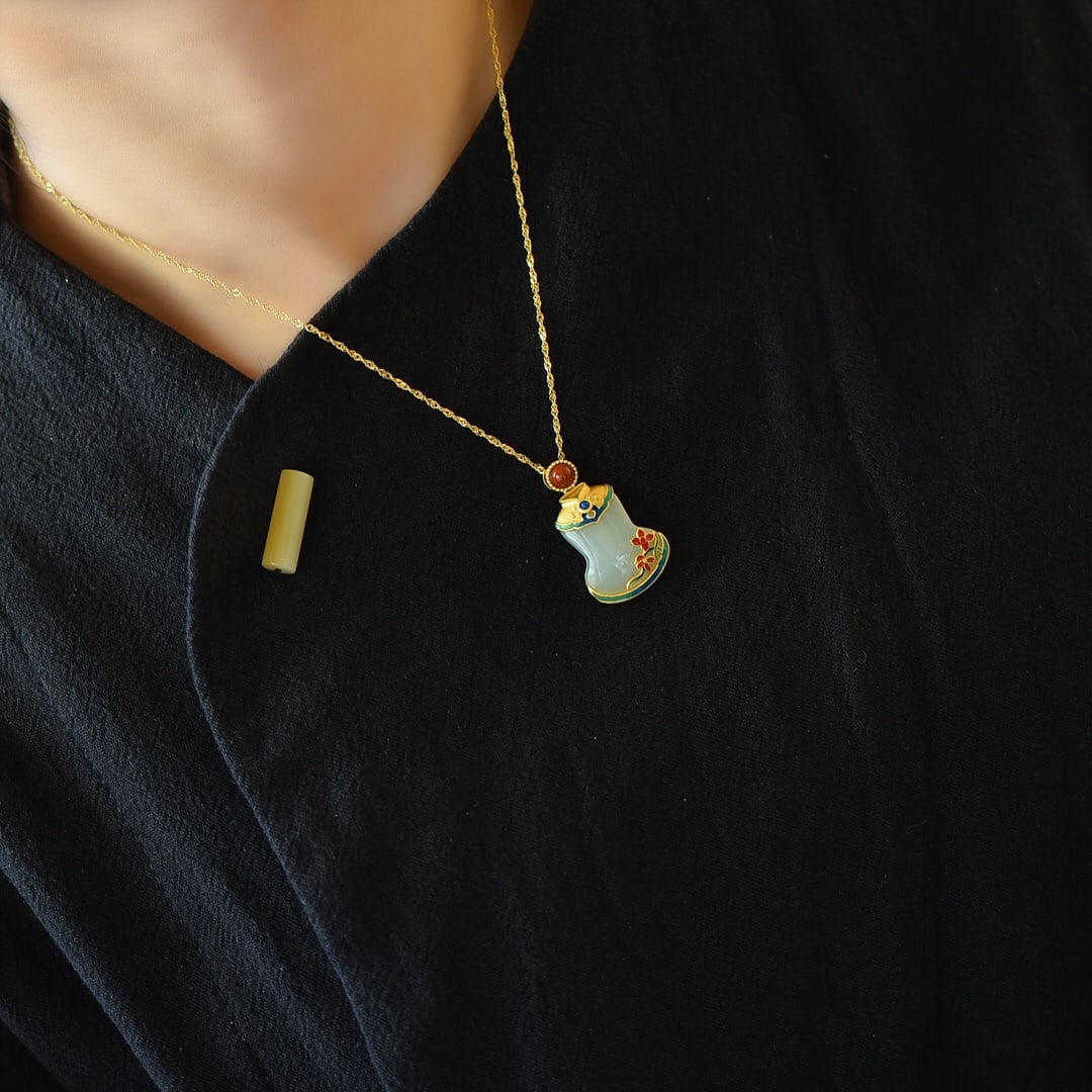 An Exquisite Sterling Silver-Gold Plated Inlaid White Jade Enamel Necklace: An Exquisite Sterling Silver-Gold Plated Inlaid White Jade Enamel Necklace,Size:18mmx22mm 纯银镀金镶白玉珐琅项链