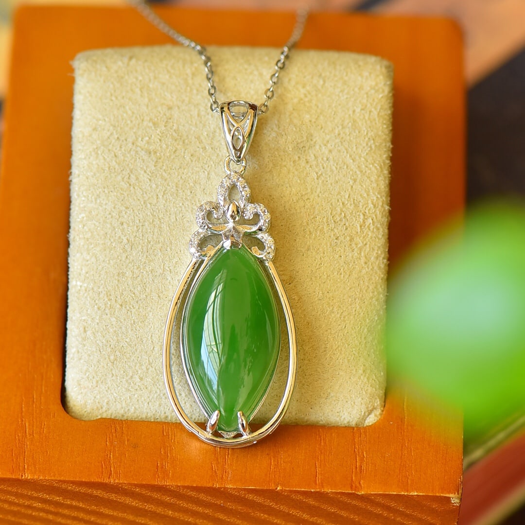 An Exquisite Sterling Silver Inlaid Jasper Necklace,Inlaid Diamond: An Exquisite Sterling Silver Inlaid Jasper Necklace,Inlaid Diamond,Size:15mmx40mm 纯银镶碧玉项链,嵌钻石