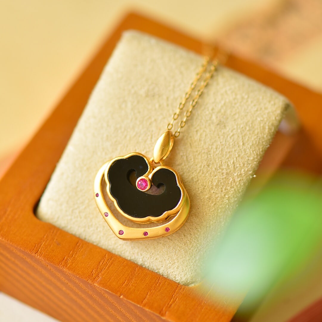 An Exquisite Sterling Silver-Gold Plated Inlaid Black Jade Necklace: An Exquisite Sterling Silver-Gold Plated Inlaid Black Jade Necklace,Size:20mmx23mm 纯银镀金镶墨玉项链