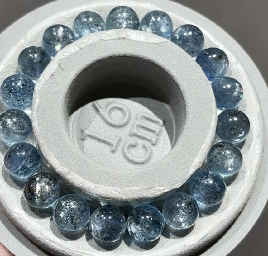 An Exquisite Aquamarine Bracelets: An Exquisite Aquamarine Bracelets,Size:10mm,Weight:28g 海蓝宝手串