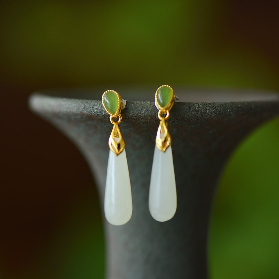 A Pair of Exquisite Sterling Silver-Gold Plated Inlaid White Jade Earrings: A Pair of Exquisite Sterling Silver-Gold Plated Inlaid White Jade Earrings,Size:6mmx20mm 一对纯银镀金镶白玉耳环