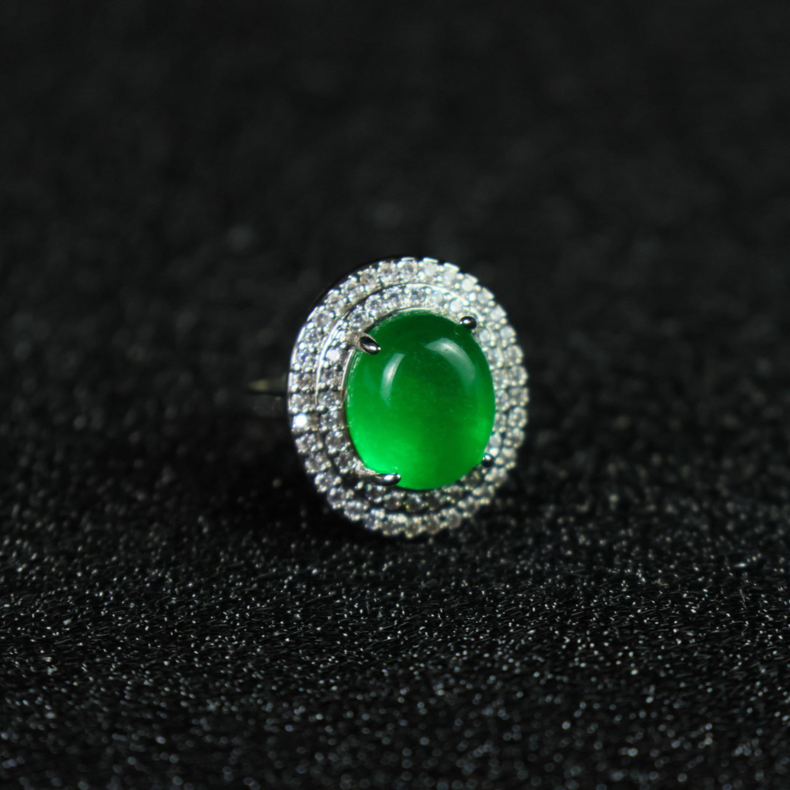 An Exquisite Ring: An Exquisite Ring,Size:12mmx10mm 一个精美的戒指