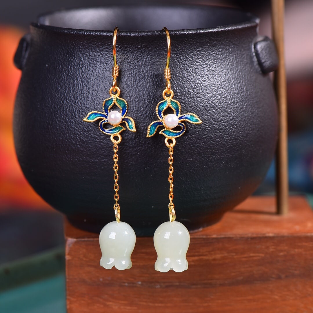 A Pair of Exquisite Sterling Silver Inlaid White Jade Pomegranate Pattern Earrings: A Pair of Exquisite Sterling Silver Inlaid White Jade Pomegranate Pattern Earrings 一对纯银镶白玉石榴纹耳环
