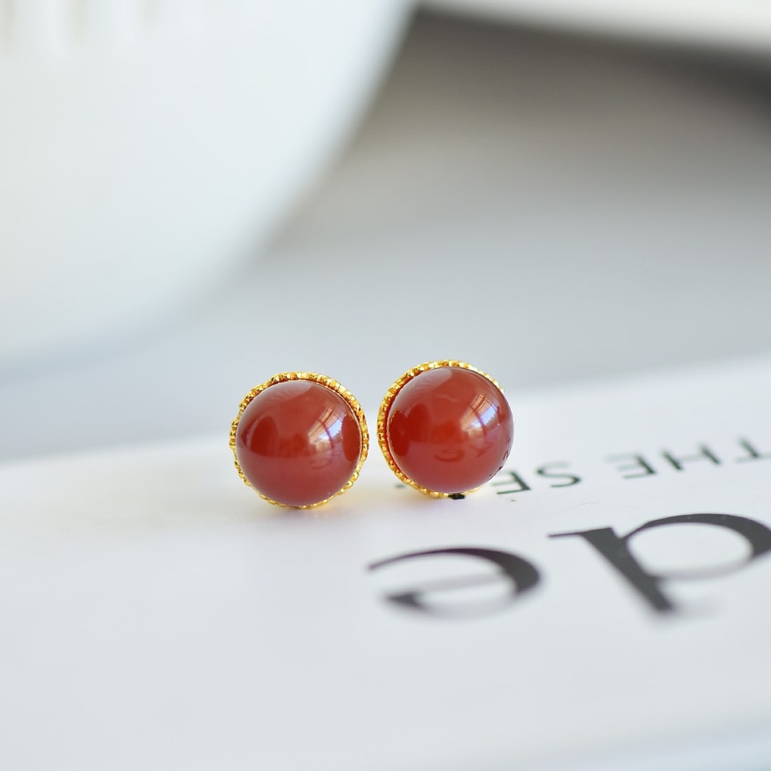 A Pair of Exquisite Sterling Silver-Gold Plated Inlaid Agate Earrings: A Pair of Exquisite Sterling Silver-Gold Plated Inlaid Agate Earrings,Size:8mmx8mm 一对纯银镀金镶玛瑙耳钉