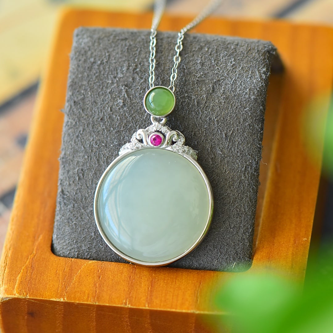 An Exquisite Sterling Silver Inlaid White Jade Necklace,Inlaid Diamond: An Exquisite Sterling Silver Inlaid White Jade Necklace,Inlaid Diamond,Size:22mmx32mm 纯银镶白玉项链,嵌钻石