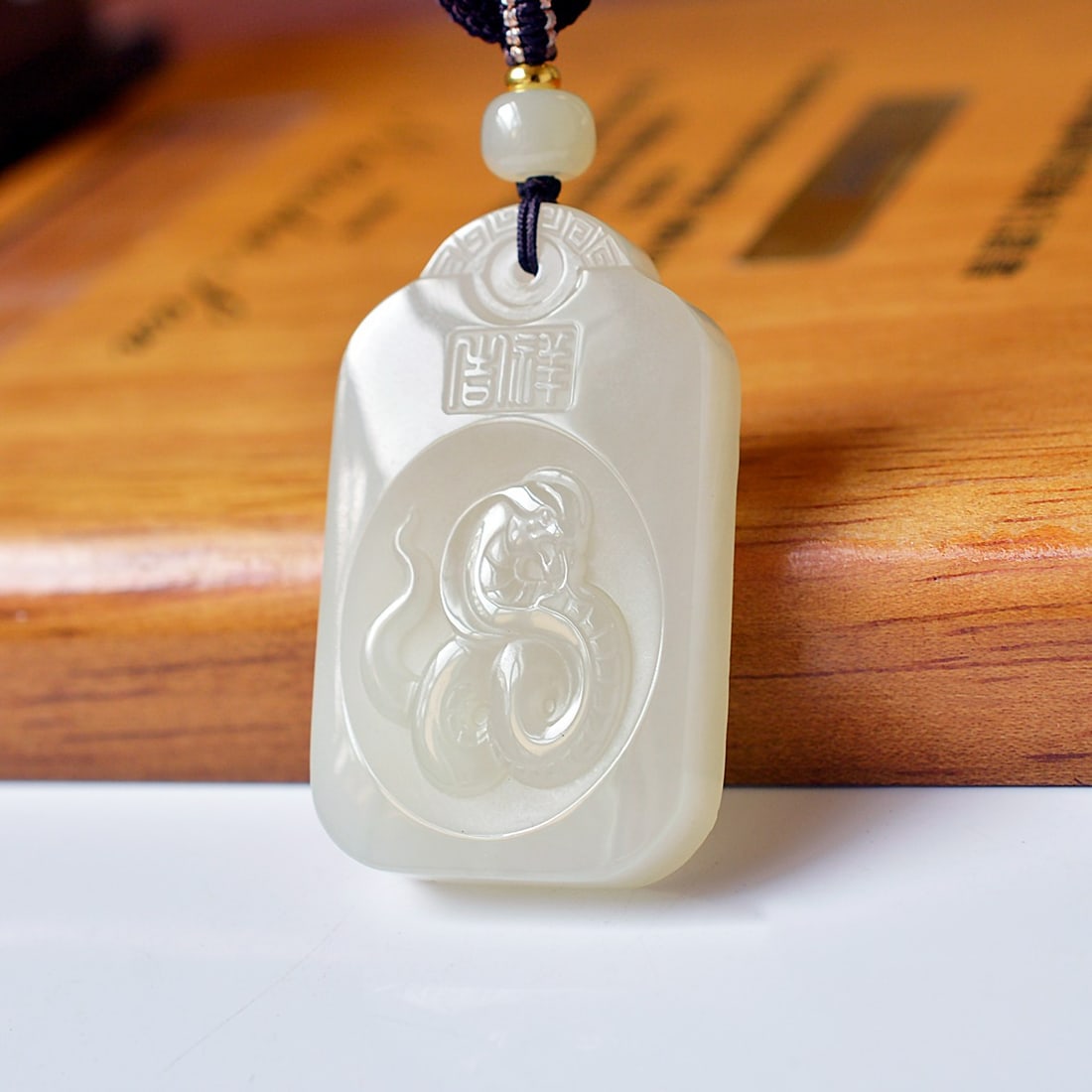 An Exquisite White Jade Snake Pattern Pendant - 2