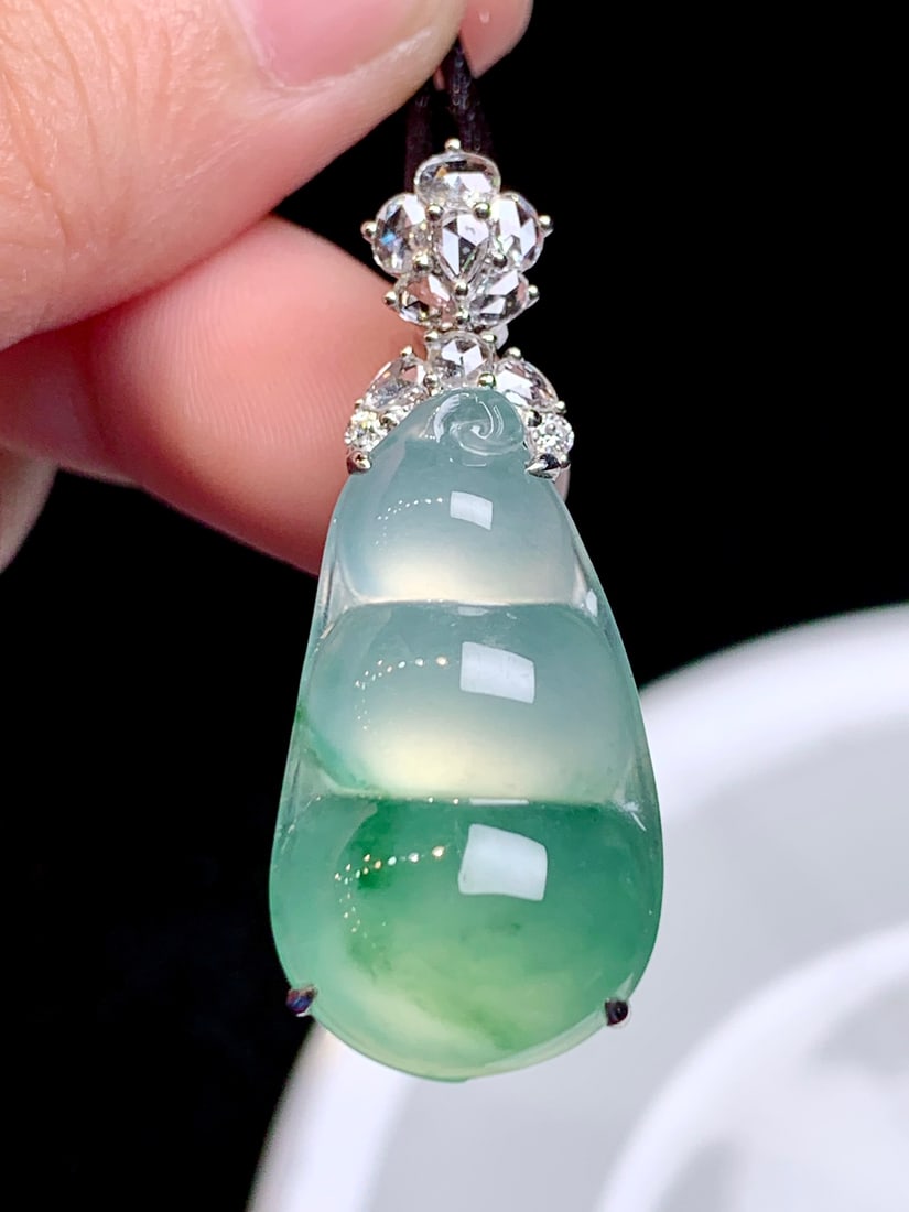 An Exquisite 18k Gold Diamond Inlaid Jadeite Pendant: An Exquisite 18k Gold Diamond Inlaid Jadeite Pendant,Size(Loose Stone):26.7mmx15mmx5.5mm 18k金钻镶嵌翡翠吊坠