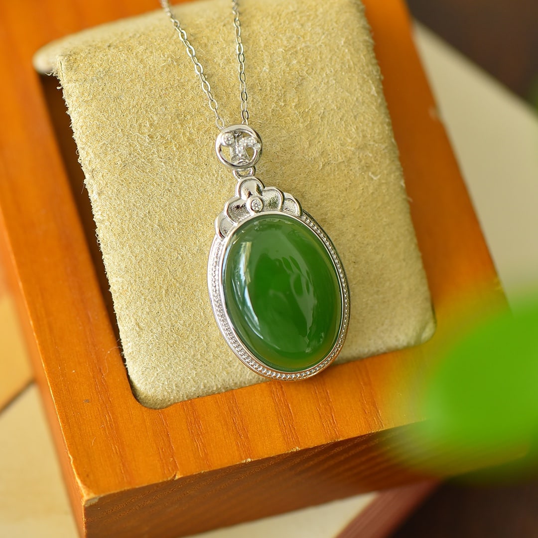 An Exquisite Sterling Silver Inlaid Jasper Necklace,Inlaid Diamond: An Exquisite Sterling Silver Inlaid Jasper Necklace,Inlaid Diamond,Size:16mmx30mm 纯银镶碧玉项链,嵌钻石