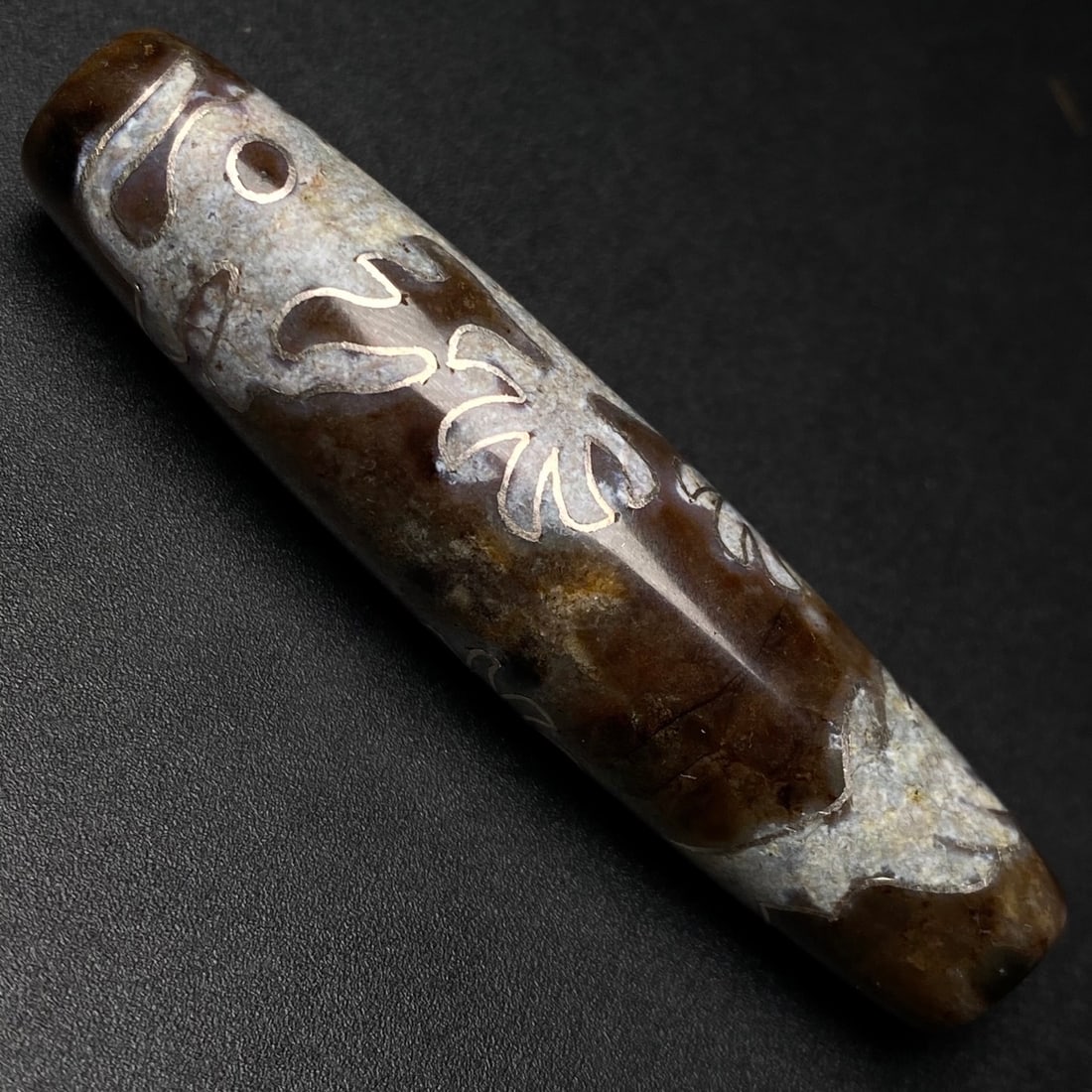 An Exquisite Dzi Bead Inlaid Silver Dragon Pattern Pendant: An Exquisite Dzi Bead Inlaid Silver Dragon Pattern Pendant,Size:58mmx14mm,Weight:18.9g 天珠嵌银龙纹挂件