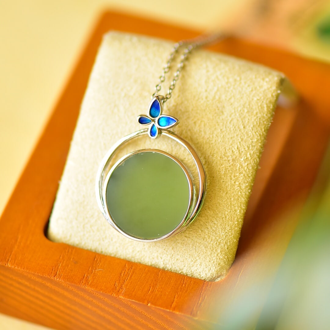 An Exquisite Sterling Silver Inlaid Green Jade Necklace: An Exquisite Sterling Silver Inlaid Green Jade Necklace,Size:21mmx28mm 纯银镶青玉项链