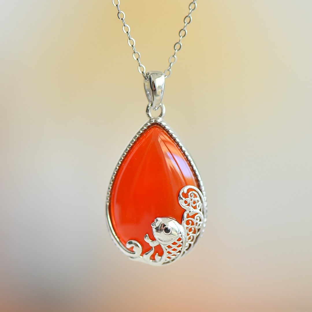 An Exquisite Sterling Silver Inlaid Agate Pendant: An Exquisite Sterling Silver Inlaid Agate Pendant,Size:10mmx14mm 纯银镶玛瑙吊坠