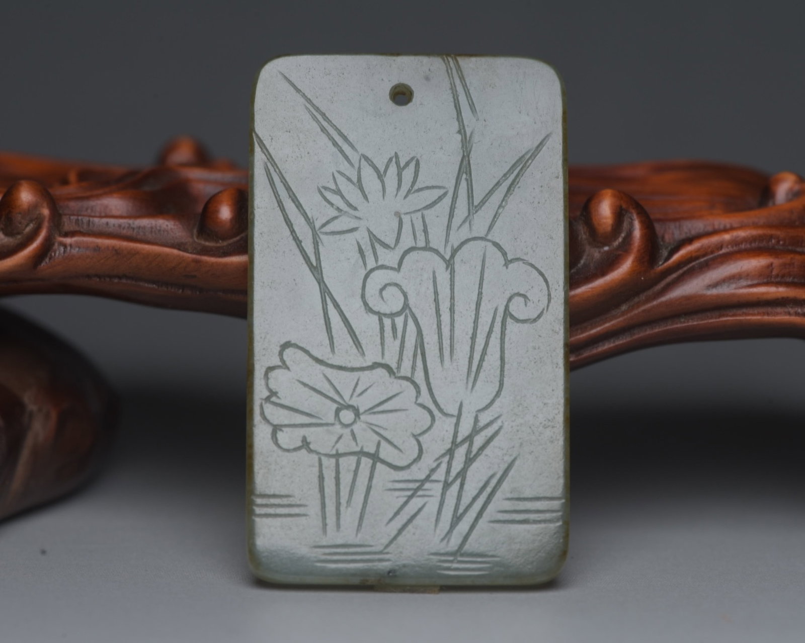 An Exquisite Jadeite Flower Pattern Pendant (1 of 9)