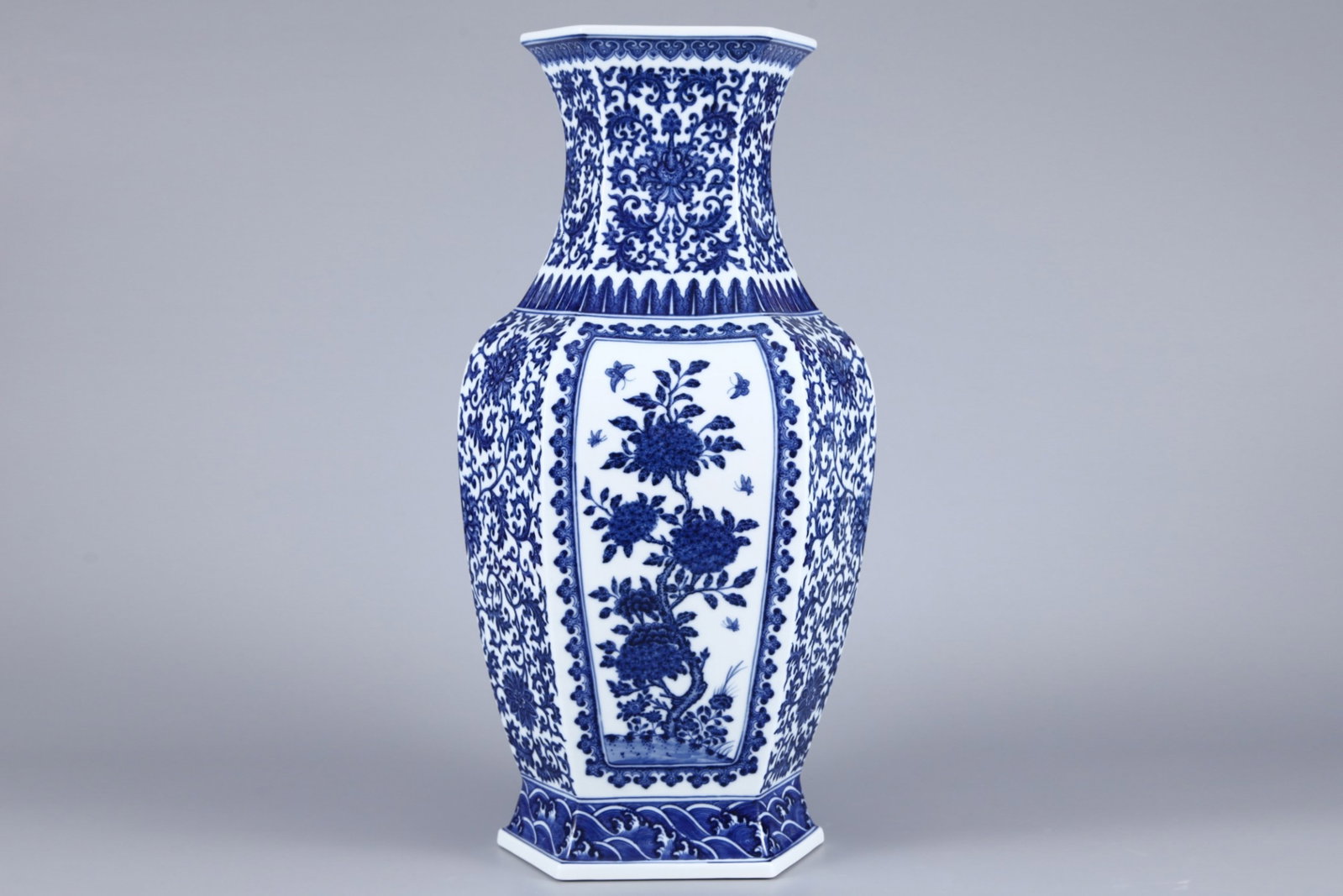 A Huge Blue and White Flower and Butterfly Pattern Vase: A Huge Blue and White Flower and Butterfly Pattern Vase,Qing Dynasty,China,Qianlong Six-character Mark,Size:20.1inx10.2in 青花花卉蝴蝶纹瓶,中Þ